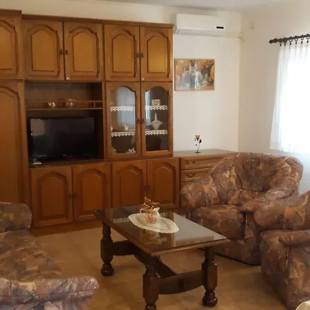 Apartament In Pula- Kroatien Mit Hohen Gaestebewertungen By Interhome