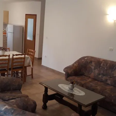 Apartament In Pula- Kroatien Mit Hohen Gaestebewertungen By Interhome